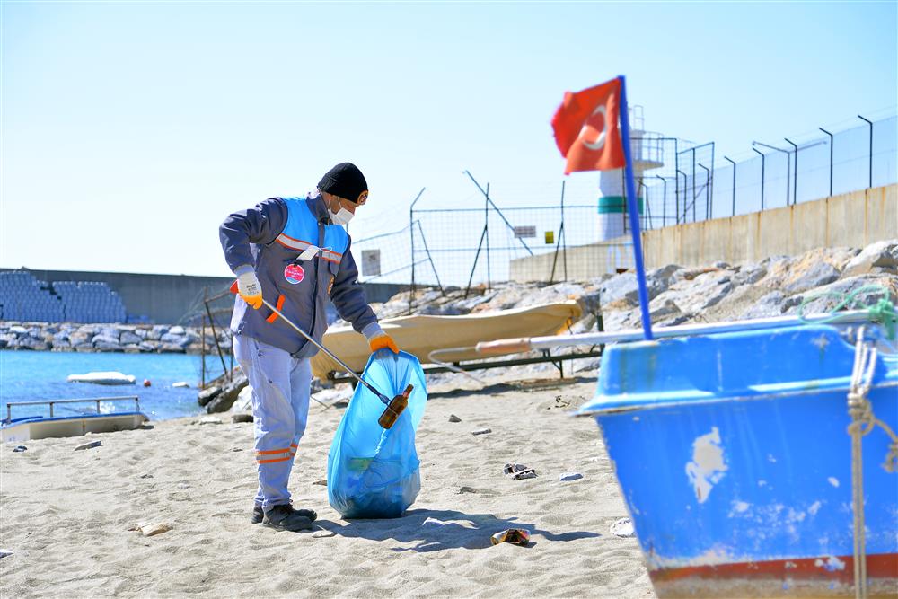 dalgalarla kıyıya vuran atıklar temizleniyor