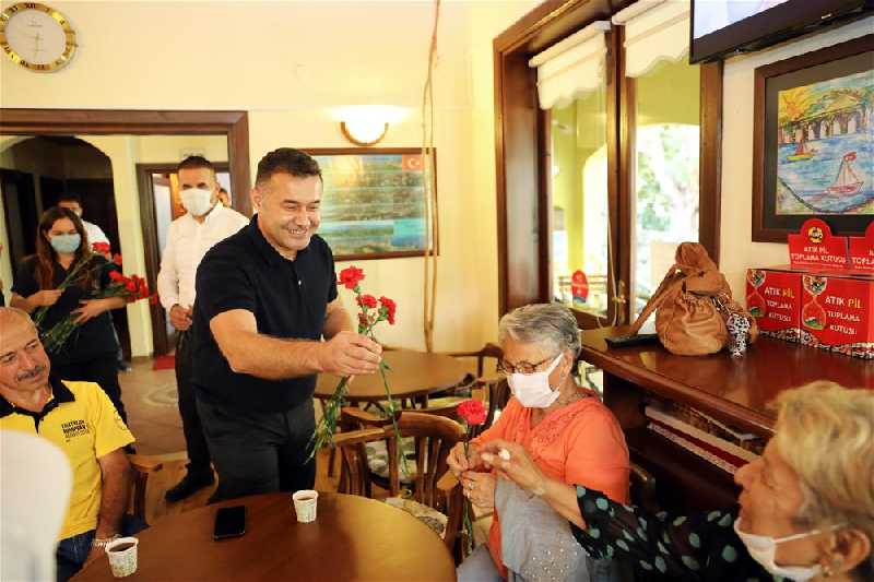 1 EKİM DÜNYA YAŞLILAR GÜNÜ'NDE ALANYA BELEDİYESİ VATANDAŞLARINI YALNIZ BIRAKMADI !