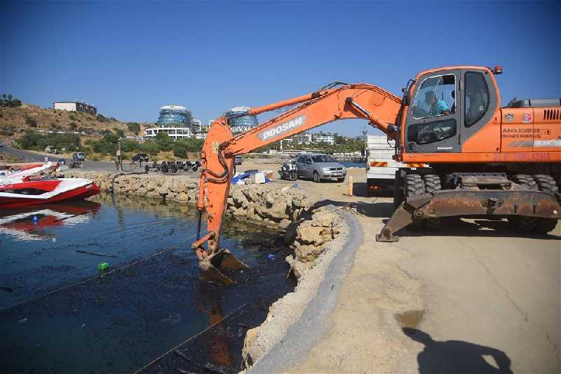 YANAN TUR TEKNELERİNİN ATIKLARI ALANYA BELEDİYESİ TARAFINDAN TEMİZLENİYOR !