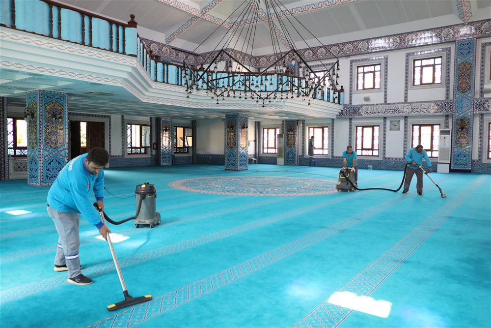 camiler titizlikle temizleniyor