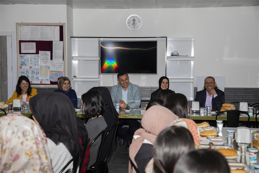 Başkan Yücel Oba kız öğrenci yurdu ile İftarda buluştu