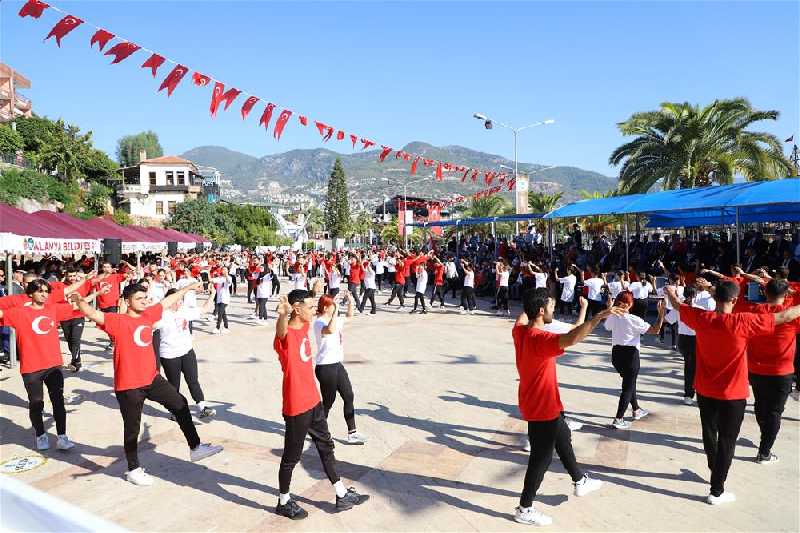 ALANYA 29 EKİM KUTLAMALARI COŞKUYLA DEVAM EDİYOR !