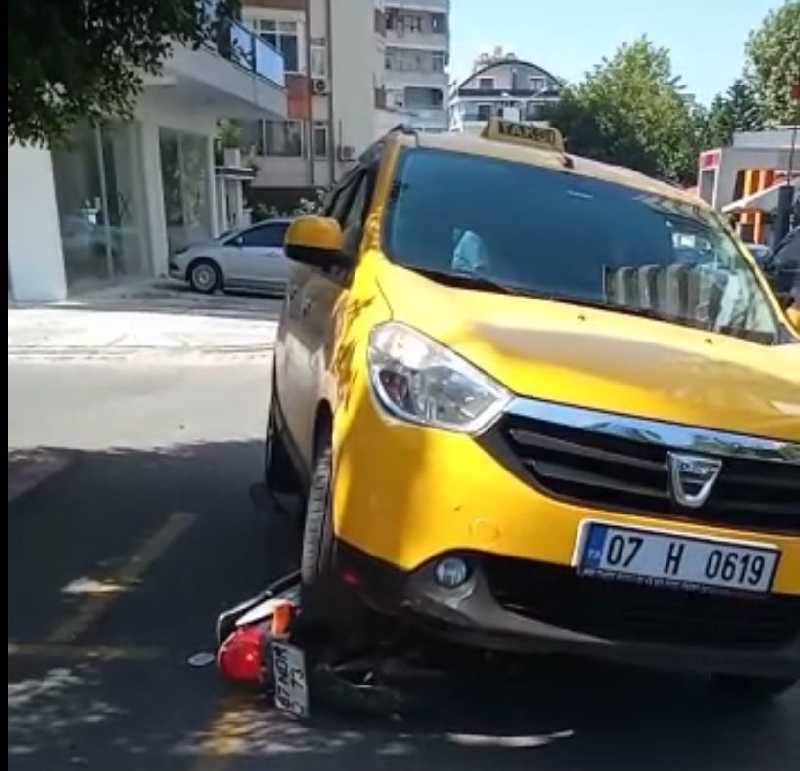 TAKSİ VE MOTOSİKLET ÇARPIŞTI !