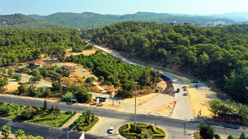 Alanya Belediyesi Batı mahallelerinde asfalt çalışmalarına devam ediyor..